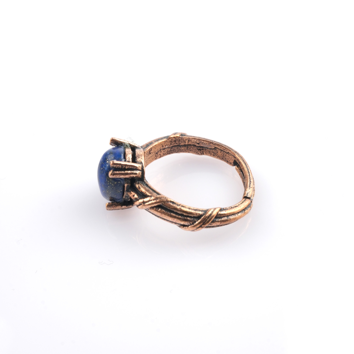 Lapis lazuli doğal taş bakır yüzük, bakırın iletken ve dengeleyici yapısıyla lapis lazuli taşının derin mavi enerjisini birleştirir; estetik duruşu ve güçlü frekansıyla toptan doğal taş yüzük arayanlar için özel bir takı seçeneğidir.