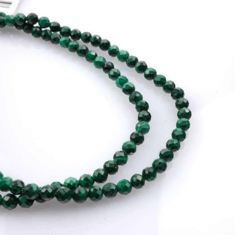 toptan doğal taş dizi malahit, 3mm faset kesimli yapısıyla yeşilin güçlü damar desenlerini sunan, profesyonel takı üretimi için ideal doğal taş dizi