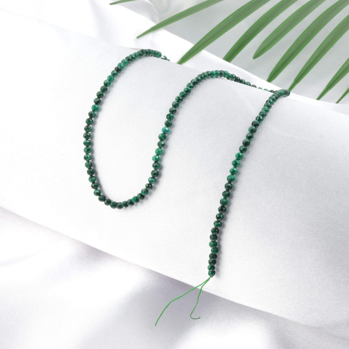 toptan doğal taş dizi malahit, 3mm faset kesimli yapısıyla yeşilin güçlü damar desenlerini sunan, profesyonel takı üretimi için ideal doğal taş dizi