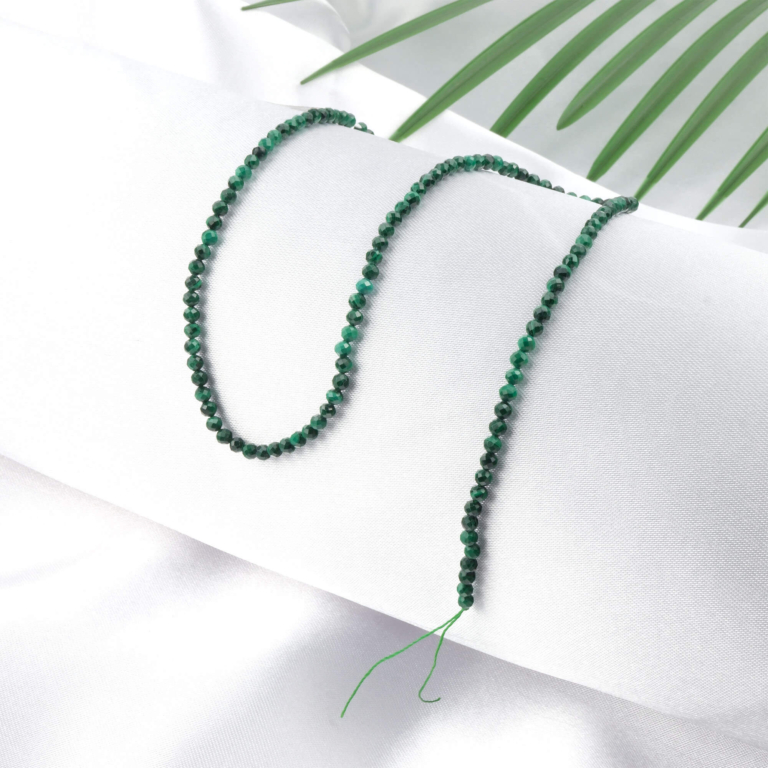 toptan doğal taş dizi malahit, 3mm faset kesimli yapısıyla yeşilin güçlü damar desenlerini sunan, profesyonel takı üretimi için ideal doğal taş dizi