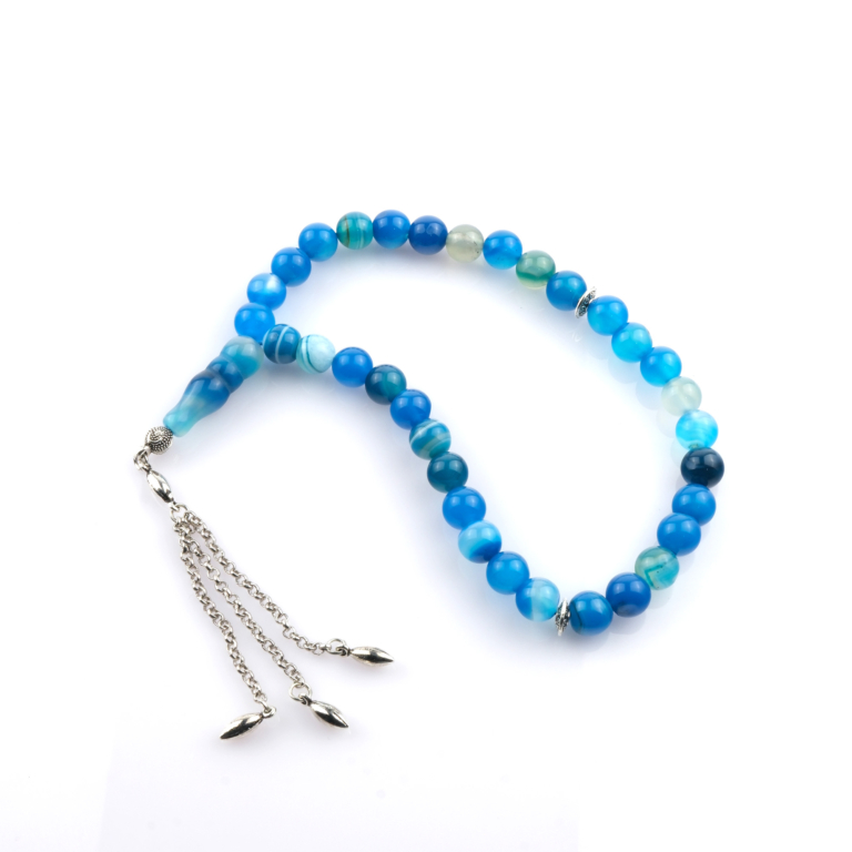 Toptan doğal taş mavi Madagaskar akik tesbih, mavi ve gri tonların doğal damar yapısıyla zihinsel sakinliği destekleyen, manevi kullanım ve koleksiyon için ideal doğal taş tesbih