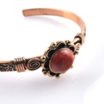 toptan doğal taş bileklik mercan taşı bakır bileklik, mercan taşının canlı kırmızı enerjisi ile bakırın güçlü iletken yapısını bir araya getiren dikkat çekici ve enerjik tasarım takı