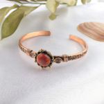toptan doğal taş bileklik mercan taşı bakır bileklik, mercan taşının canlı kırmızı enerjisi ile bakırın güçlü iletken yapısını bir araya getiren dikkat çekici ve enerjik tasarım takı