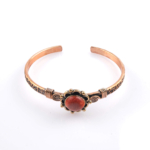 toptan doğal taş bileklik mercan taşı bakır bileklik, mercan taşının canlı kırmızı enerjisi ile bakırın güçlü iletken yapısını bir araya getiren dikkat çekici ve enerjik tasarım takı