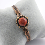 toptan doğal taş bileklik mercan taşı bakır bileklik, mercan taşının canlı kırmızı enerjisi ile bakırın güçlü iletken yapısını bir araya getiren dikkat çekici ve enerjik tasarım takı