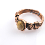 Odun jasper doğal taş bakır yüzük, bakırın yüksek enerji iletkenliği ve sıcak estetik yapısıyla odun jasper taşının kahverengi-bej damar geçişli doğal dokusunu bir araya getirir; yüzük formundaki bu dengeli tasarım, sakinleştirici enerjisi ve doğal şıklığıyla toptan doğal taş yüzük arayanlar için estetik ve enerjiyi birlikte sunar.