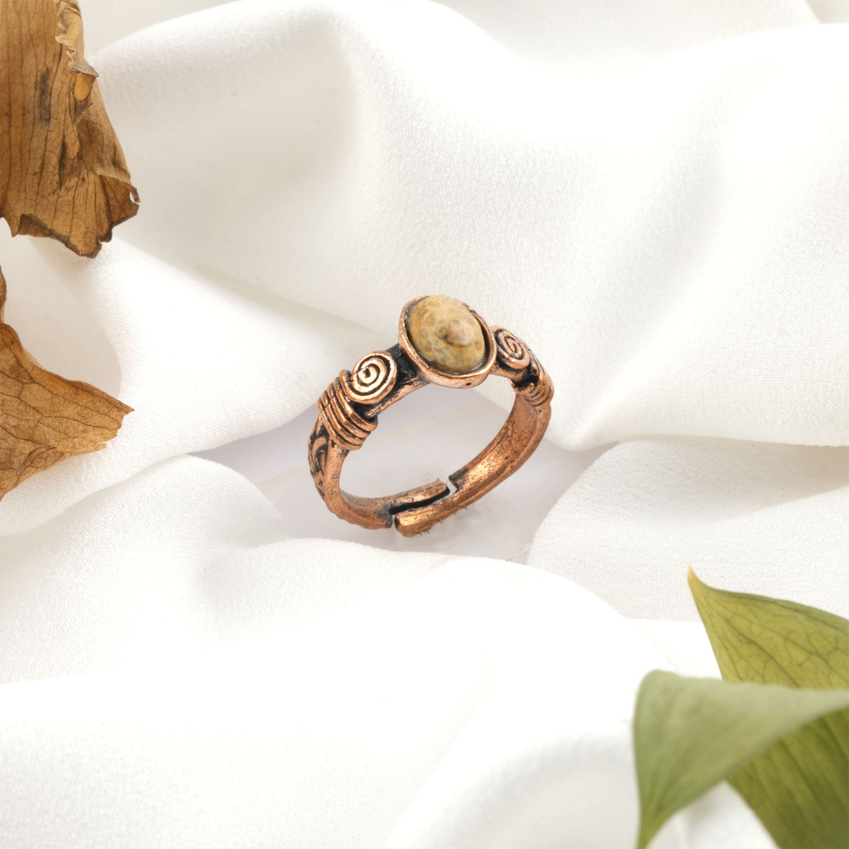 Odun jasper doğal taş bakır yüzük, bakırın yüksek enerji iletkenliği ve sıcak estetik yapısıyla odun jasper taşının kahverengi-bej damar geçişli doğal dokusunu bir araya getirir; yüzük formundaki bu dengeli tasarım, sakinleştirici enerjisi ve doğal şıklığıyla toptan doğal taş yüzük arayanlar için estetik ve enerjiyi birlikte sunar.
