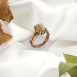 Odun jasper doğal taş bakır yüzük, bakırın enerji iletkenliği ve sıcak estetik yapısıyla odun jasper taşının doğal ahşap desenlerini bir araya getirir; yüzük formundaki bu güçlü tasarım, dengeli frekansı ve maskülen-şık duruşuyla toptan doğal taş yüzük arayanlar için karakterli bir takı seçeneğidir.