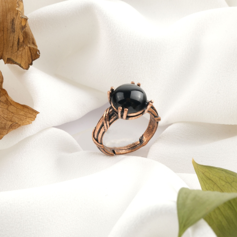 Oniks doğal taş bakır yüzük, bakırın yüksek enerji iletkenliği ve sıcak estetik yapısıyla oniks taşının derin siyah ve pürüzsüz dokusunu bir araya getirir; yüzük formundaki bu güçlü tasarım, koruyucu etkisi ve zamansız şıklığıyla toptan doğal taş yüzük arayanlar için estetik ve enerjiyi birlikte sunar.