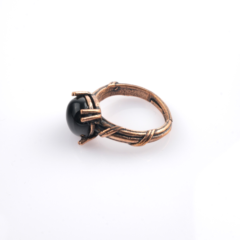 Oniks doğal taş bakır yüzük, bakırın yüksek enerji iletkenliği ve sıcak estetik yapısıyla oniks taşının derin siyah ve pürüzsüz dokusunu bir araya getirir; yüzük formundaki bu güçlü tasarım, koruyucu etkisi ve zamansız şıklığıyla toptan doğal taş yüzük arayanlar için estetik ve enerjiyi birlikte sunar.