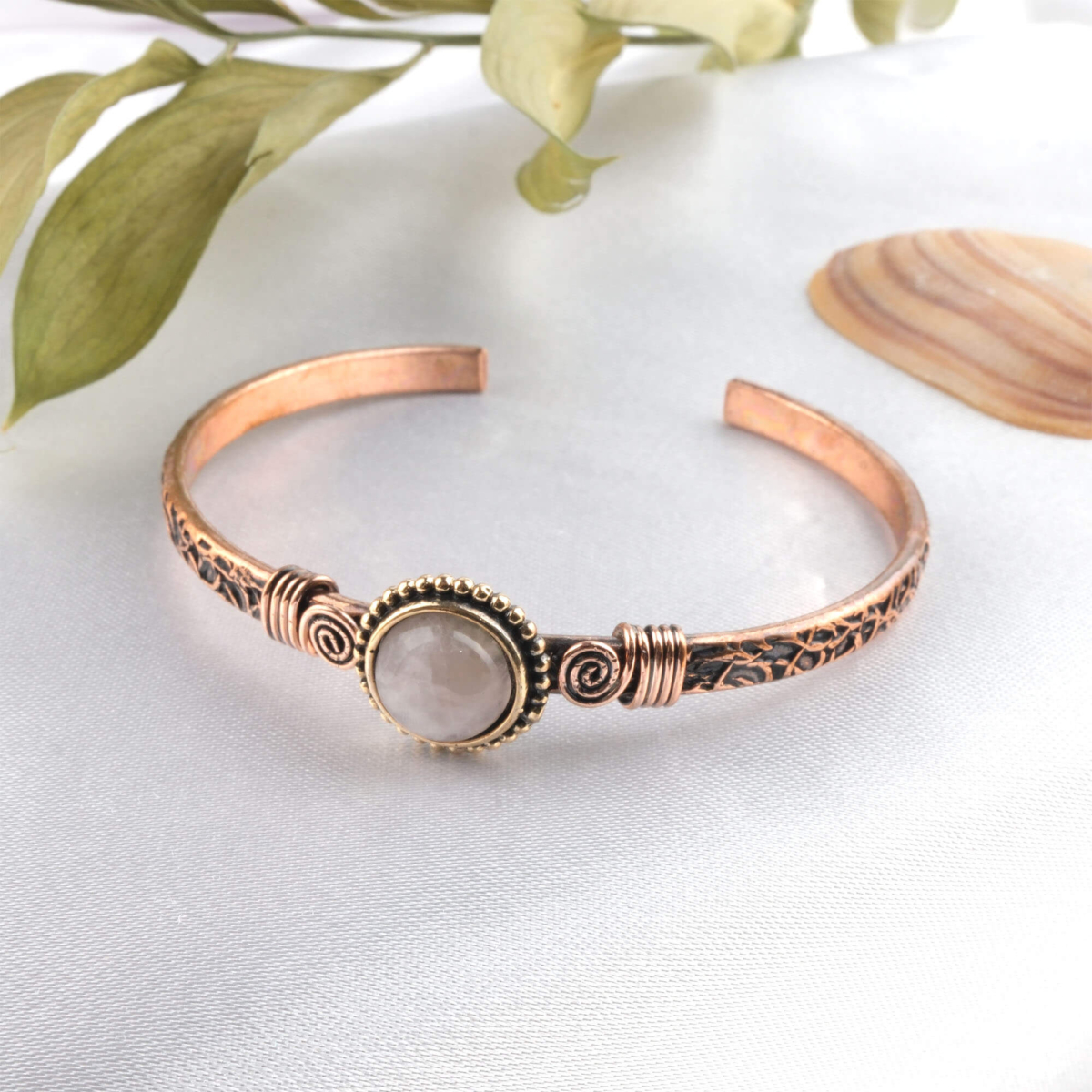 toptan doğal taş bileklik pembe kuvars taşı bakır bileklik, pembe kuvarsın sevgi ve uyum enerjisi ile bakırın güçlü iletken yapısını bir araya getiren zarif ve dengeli tasarım takı