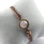 toptan doğal taş bileklik pembe kuvars taşı bakır bileklik, pembe kuvarsın sevgi ve uyum enerjisi ile bakırın güçlü iletken yapısını bir araya getiren zarif ve dengeli tasarım takı