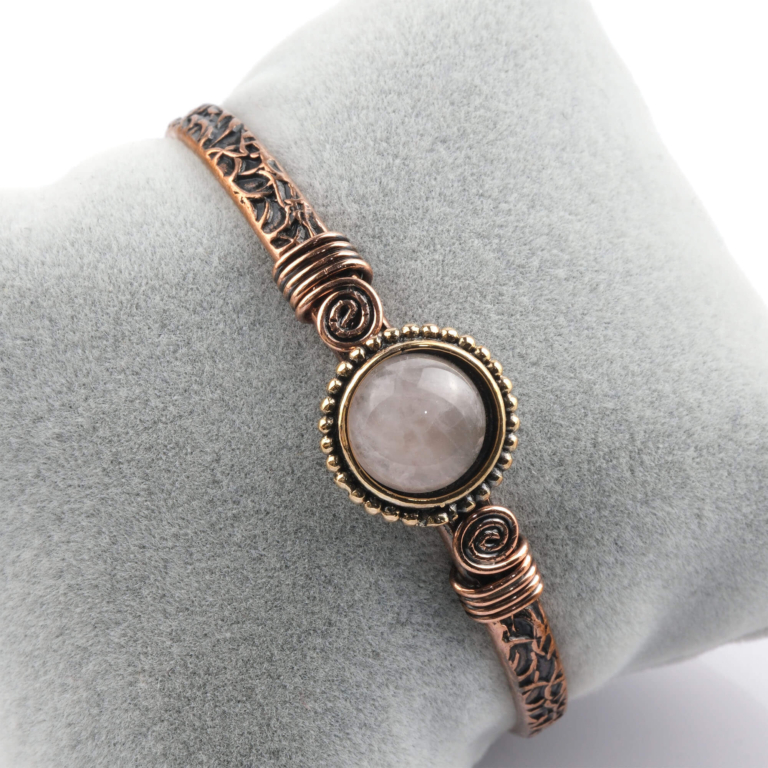 toptan doğal taş bileklik pembe kuvars taşı bakır bileklik, pembe kuvarsın sevgi ve uyum enerjisi ile bakırın güçlü iletken yapısını bir araya getiren zarif ve dengeli tasarım takı