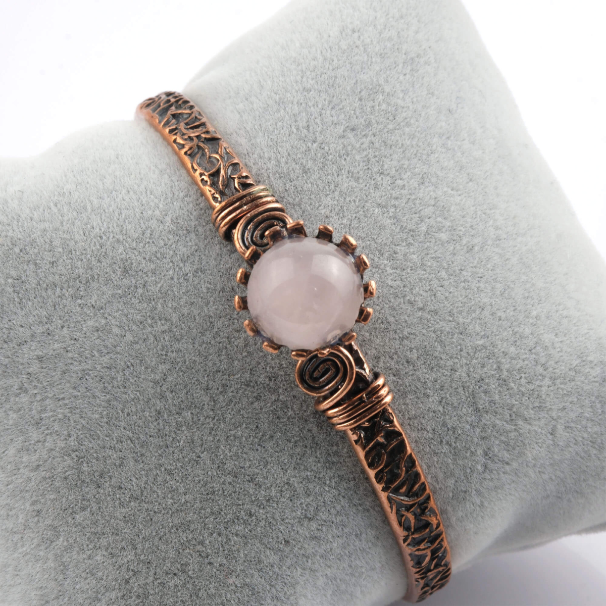 toptan doğal taş bileklik pembe kuvars taşı bakır bileklik, pembe kuvarsın sevgi ve uyum enerjisi ile bakırın güçlü iletken yapısını bir araya getiren özel tasarım takı