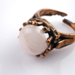 Pembe kuvars doğal taş bakır yüzük, bakırın enerji iletkenliği ve sıcak estetik yapısıyla pembe kuvars taşının yumuşak pembe tonlarını bir araya getirir; yüzük formundaki bu zarif tasarım, dengeli frekansı ve romantik duruşuyla toptan doğal taş yüzük arayanlar için şık ve güçlü bir takı seçeneğidir.