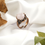 Pembe kuvars doğal taş bakır yüzük, bakırın enerji iletkenliği ve sıcak estetik yapısıyla pembe kuvars taşının yumuşak pembe tonlarını bir araya getirir; yüzük formundaki bu zarif tasarım, dengeli frekansı ve romantik duruşuyla toptan doğal taş yüzük arayanlar için şık ve güçlü bir takı seçeneğidir.