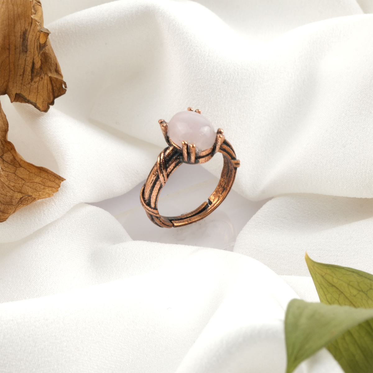 Pembe kuvars doğal taş bakır yüzük, bakırın enerji iletkenliği ve sıcak estetik yapısıyla pembe kuvars taşının yumuşak pembe tonlarını bir araya getirir; yüzük formundaki bu zarif tasarım, dengeli frekansı ve romantik duruşuyla toptan doğal taş yüzük arayanlar için şık ve güçlü bir takı seçeneğidir.