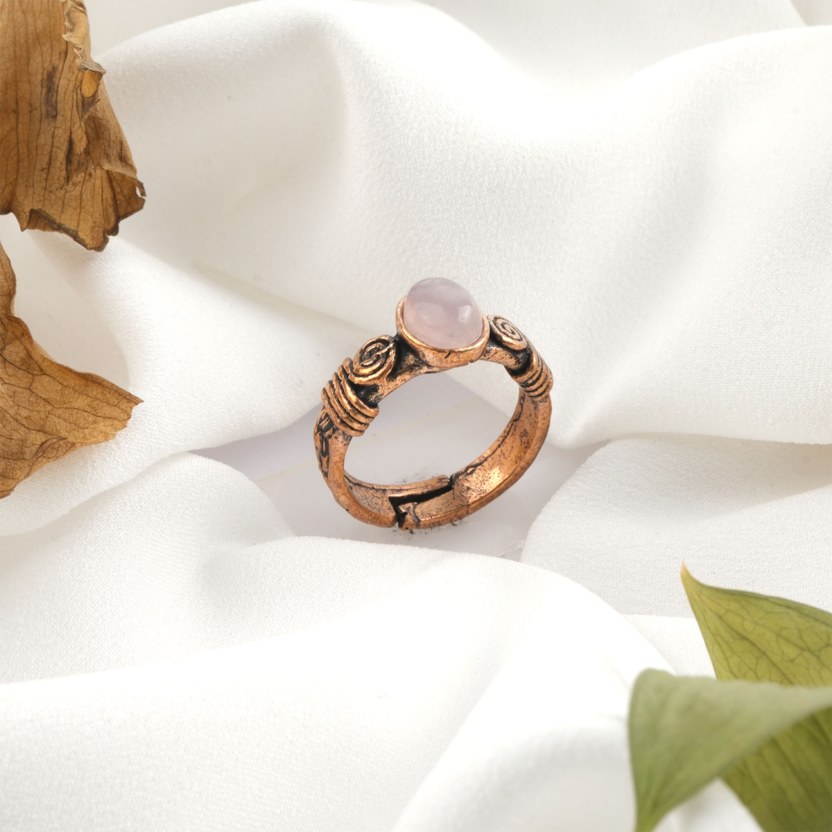 Pembe kuvars doğal taş bakır yüzük, bakırın enerji iletkenliği ve sıcak estetik yapısıyla pembe kuvars taşının yumuşak pembe tonlarını bir araya getirir; yüzük formundaki bu zarif tasarım, dengeli frekansı ve romantik duruşuyla toptan doğal taş yüzük arayanlar için estetik ve enerjiyi birlikte sunar.