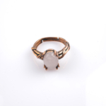 Pembe kuvars doğal taş bakır yüzük, bakırın enerji iletkenliği ve sıcak estetik yapısıyla pembe kuvars taşının yumuşak pembe tonlarını bir araya getirir; yüzük formundaki bu zarif tasarım, dengeli frekansı ve romantik duruşuyla toptan doğal taş yüzük arayanlar için şık ve güçlü bir takı seçeneğidir.