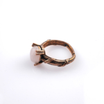 Pembe kuvars doğal taş bakır yüzük, bakırın enerji iletkenliği ve sıcak estetik yapısıyla pembe kuvars taşının yumuşak pembe tonlarını bir araya getirir; yüzük formundaki bu zarif tasarım, dengeli frekansı ve romantik duruşuyla toptan doğal taş yüzük arayanlar için şık ve güçlü bir takı seçeneğidir.