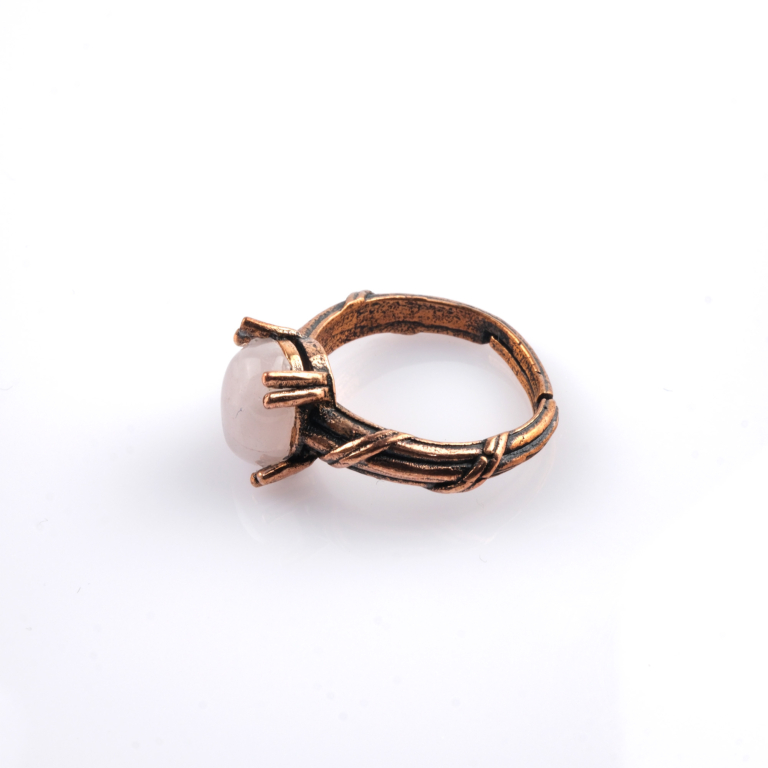 Pembe kuvars doğal taş bakır yüzük, bakırın enerji iletkenliği ve sıcak estetik yapısıyla pembe kuvars taşının yumuşak pembe tonlarını bir araya getirir; yüzük formundaki bu zarif tasarım, dengeli frekansı ve romantik duruşuyla toptan doğal taş yüzük arayanlar için şık ve güçlü bir takı seçeneğidir.