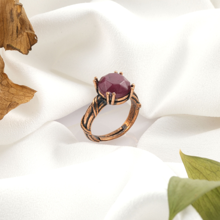 toptan doğal taş yüzük renkli kuvars taşı yüzük, farklı renk tonlarına sahip kuvars taşlarının dengeleyici enerjisini estetik tasarımla birleştiren doğal taş takı