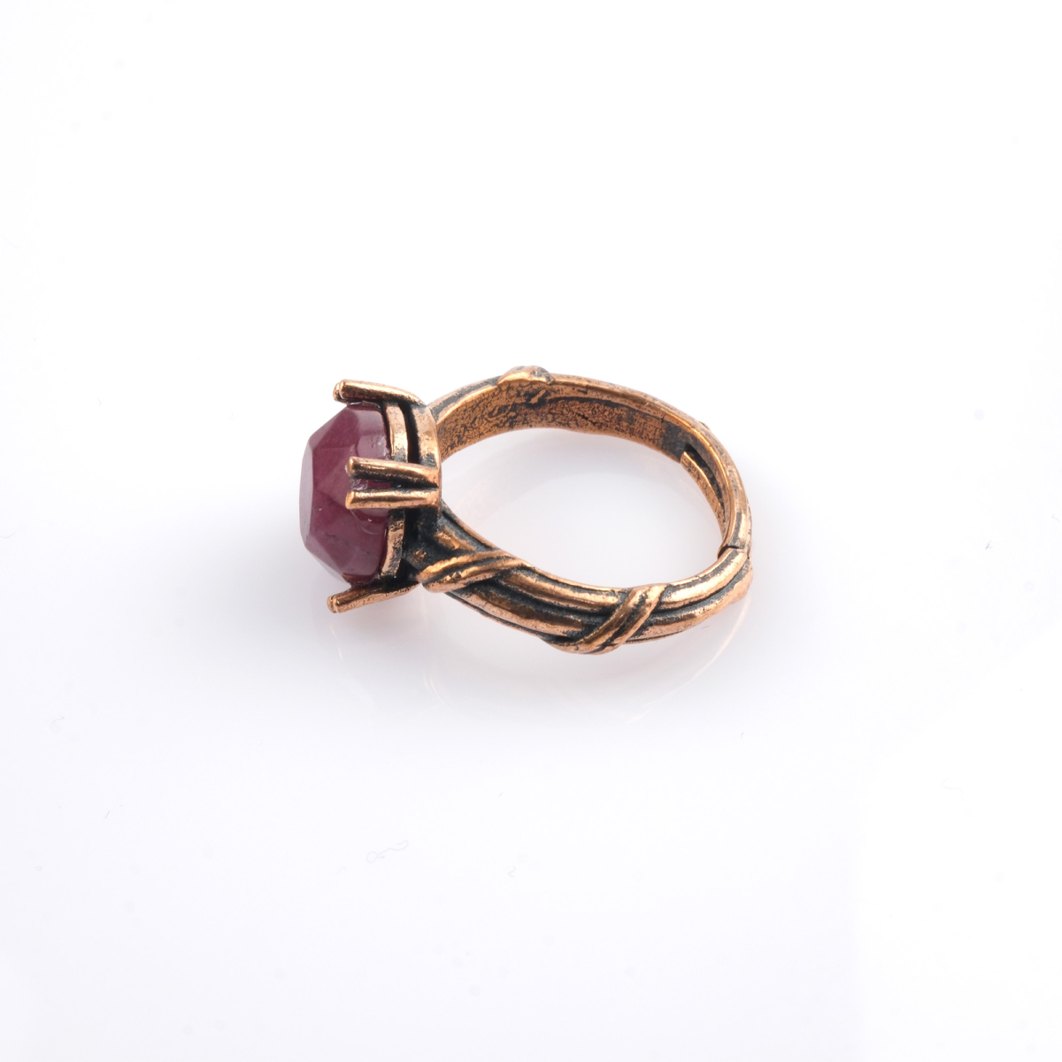 toptan doğal taş yüzük renkli kuvars taşı yüzük, farklı renk tonlarına sahip kuvars taşlarının dengeleyici enerjisini estetik tasarımla birleştiren doğal taş takı