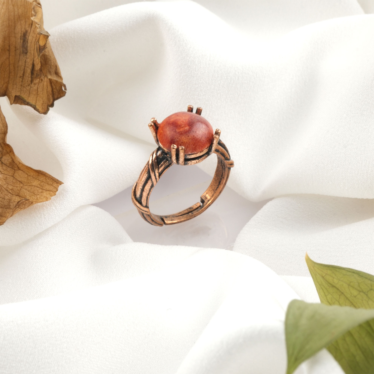 Renkli mercan doğal taş bakır yüzük, bakırın enerji iletkenliği ve sıcak estetik yapısıyla renkli mercan taşının canlı tonlarını bir araya getirir; yüzük formundaki bu özel tasarım, enerjiyi dengeleyen yapısı ve şık duruşuyla toptan doğal taş yüzük arayanlar için güçlü ve dikkat çekici bir takıdır.