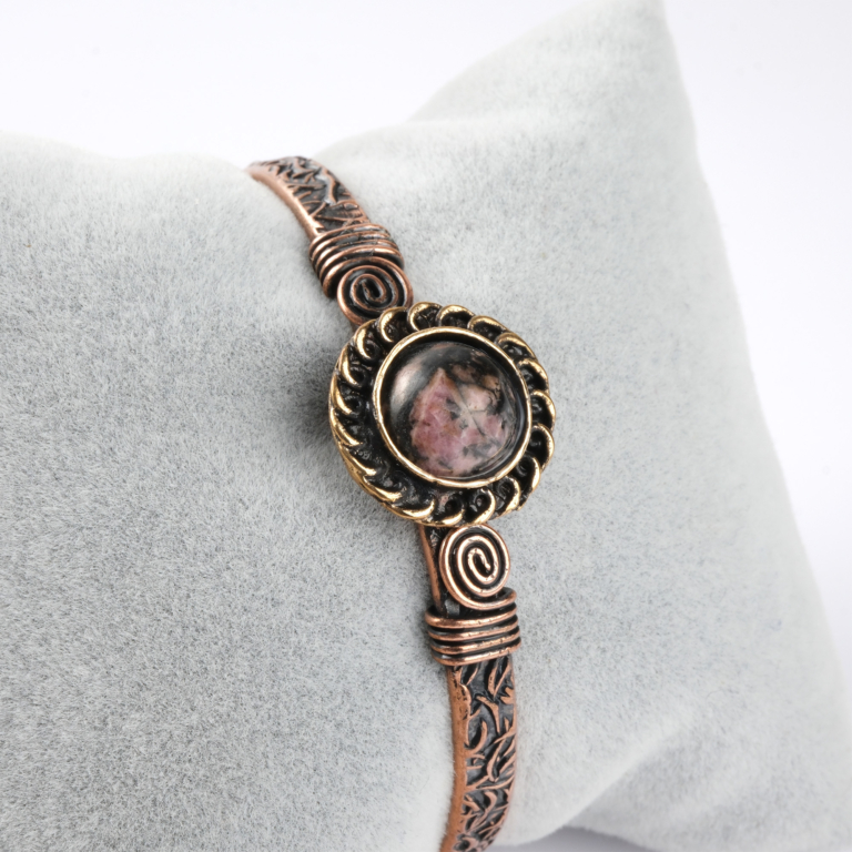 Rodonit taşı bakır bileklik – duygusal denge ve bakırın iletken enerjisi