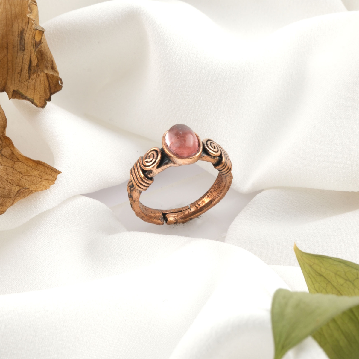 Rodonit doğal taş bakır yüzük, bakırın enerji iletkenliği ve sıcak estetik yapısıyla rodonit taşının pembe zeminli siyah damarlarını bir araya getirir; yüzük formundaki bu tasarım, dengeli frekansı ve zarif duruşuyla toptan doğal taş yüzük arayanlar için estetik ve enerjiyi bir arada sunar.