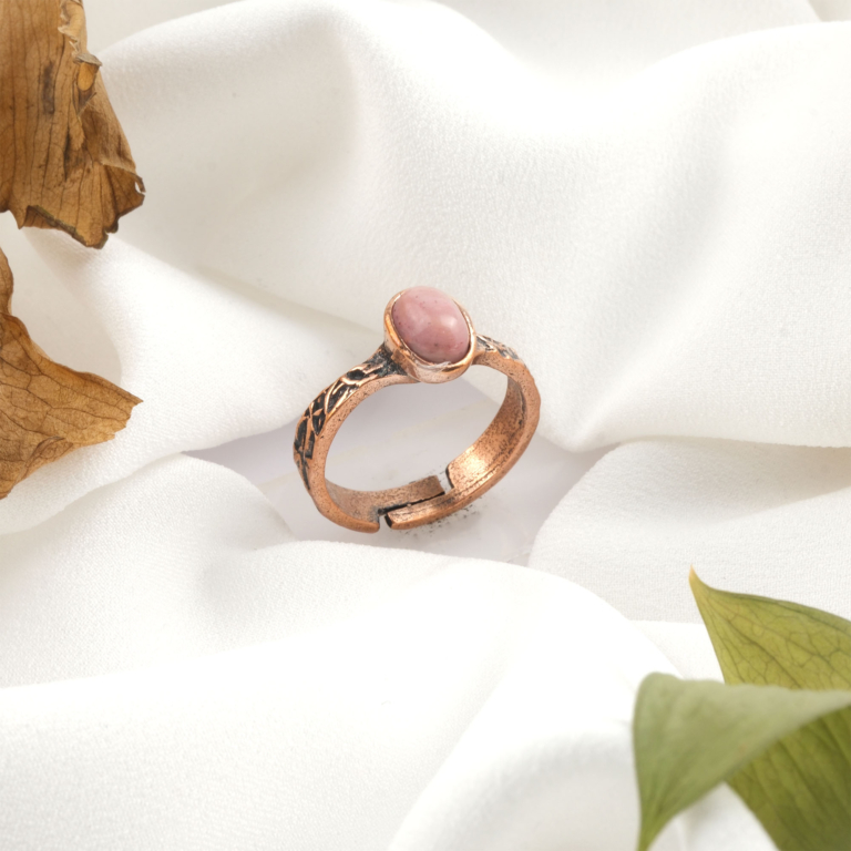 Rodonit doğal taş bakır yüzük, bakırın yüksek enerji iletkenliği ve sıcak estetik yapısıyla rodonit taşının pembe zeminli siyah damarlarını bir araya getirir; yüzük formundaki bu dengeli tasarım, sakinleştirici frekansı ve zarif duruşuyla toptan doğal taş yüzük arayanlar için estetik ve enerjiyi birlikte sunar.