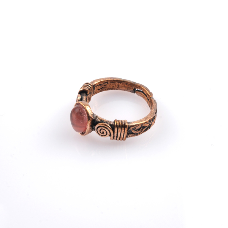 Rodonit doğal taş bakır yüzük, bakırın enerji iletkenliği ve sıcak estetik yapısıyla rodonit taşının pembe zeminli siyah damarlarını bir araya getirir; yüzük formundaki bu tasarım, dengeli frekansı ve zarif duruşuyla toptan doğal taş yüzük arayanlar için estetik ve enerjiyi bir arada sunar.