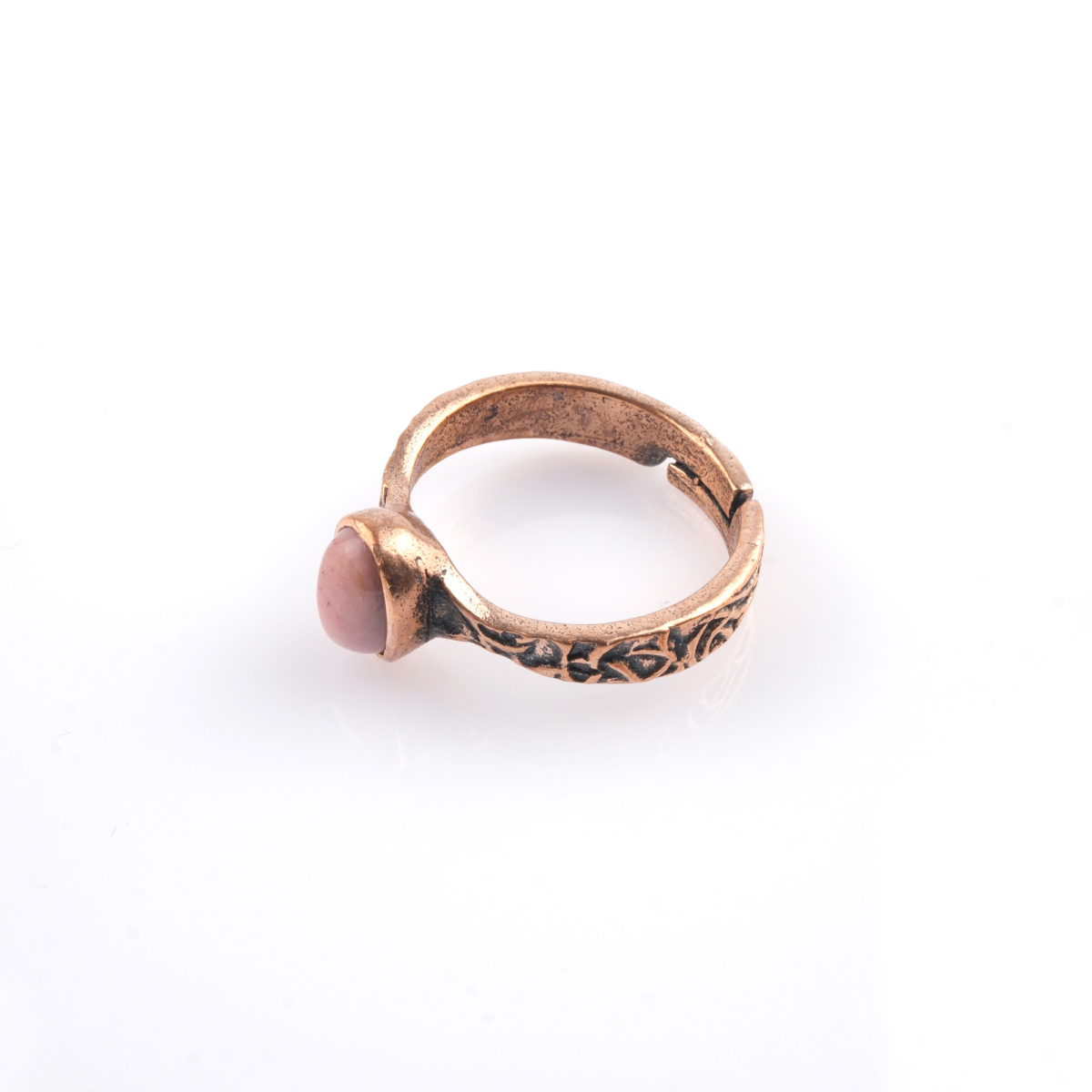 Rodonit doğal taş bakır yüzük, bakırın yüksek enerji iletkenliği ve sıcak estetik yapısıyla rodonit taşının pembe zeminli siyah damarlarını bir araya getirir; yüzük formundaki bu dengeli tasarım, sakinleştirici frekansı ve zarif duruşuyla toptan doğal taş yüzük arayanlar için estetik ve enerjiyi birlikte sunar.