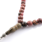 Toptan doğal taş rodonit tesbih, pembe ve siyah damar yapısıyla duygusal dengeyi destekleyen, manevi kullanım ve koleksiyon için ideal doğal taş tesbih