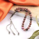 Toptan doğal taş rodonit tesbih, pembe ve siyah damar yapısıyla duygusal dengeyi destekleyen, manevi kullanım ve koleksiyon için ideal doğal taş tesbih