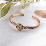 toptan doğal taş bileklik sarı rutil kuvars taşı bakır bileklik, altın rutil iğnecikleriyle güçlü enerji sunan kuvarsın bakırın iletken yapısıyla birleştiği özel tasarım takı