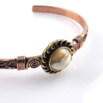 toptan doğal taş bileklik sedef taşı bakır bileklik, sedef taşının zarif ve sakinleştirici enerjisi ile bakırın güçlü iletken yapısını bir araya getiren şık ve dengeli tasarım takı