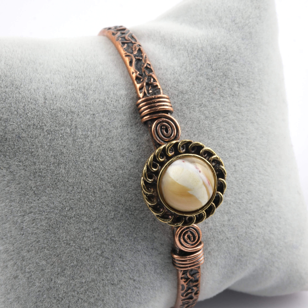 toptan doğal taş bileklik sedef taşı bakır bileklik, sedef taşının zarif ve sakinleştirici enerjisi ile bakırın güçlü iletken yapısını bir araya getiren şık ve dengeli tasarım takı