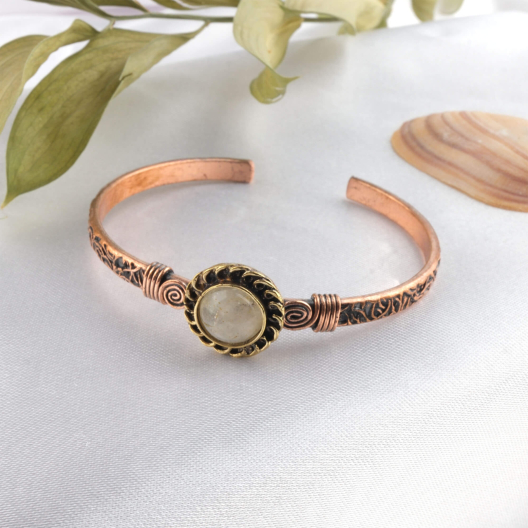 toptan doğal taş bileklik sitrin taşı bakır bileklik, sarı sitrin taşının bolluk ve pozitif enerji sunan yapısının bakırın güçlü iletkenliğiyle birleştiği canlı ve enerjik tasarım takı
