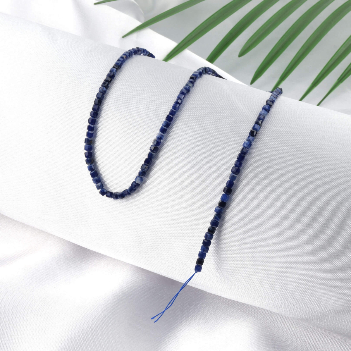 toptan doğal taş dizi sodalit, 3,3 mm küp kesim formuyla lacivert ve beyaz damar yapısını net şekilde yansıtan, takı üretimi için ideal doğal taş dizi