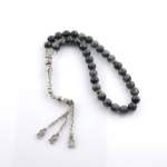 Toptan doğal taş spektrolit tesbih, koyu zemin üzerinde mavi ve yeşil ışık yansımalarıyla farkındalık ve koruyucu enerji sunan, manevi kullanım ve koleksiyon için ideal doğal taş tesbih