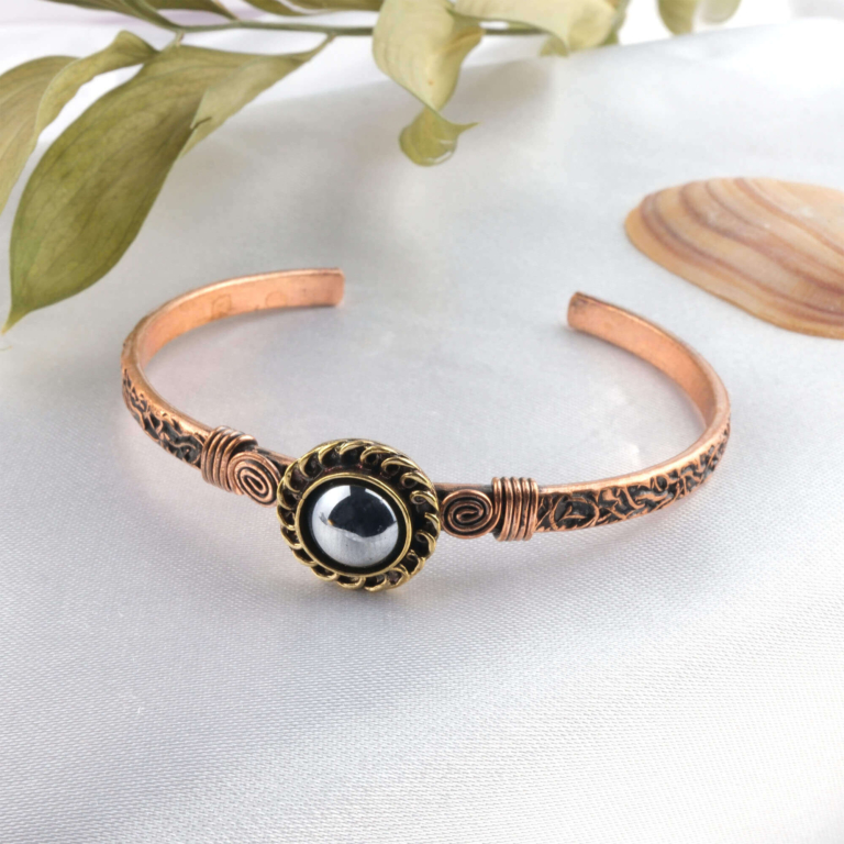 toptan doğal taş bileklik terahertz taşı bakır bileklik, metalik gri terahertz taşının yüksek frekanslı enerjisi ile bakırın güçlü iletken yapısını bir araya getiren modern ve güçlü tasarım takı