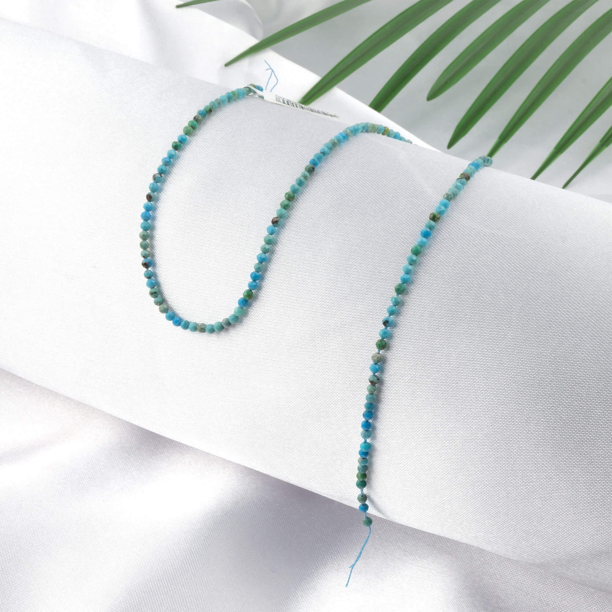 turkuaz-dizi-dogal-tas-dizi-2mm-2a-kalite-faset-kesimli-safir-tas-evi-1 (2) toptan doğal taş dizi turkuaz 2a kalite, 2mm faset kesimli yapısıyla canlı mavi ve yeşil tonlarda parlaklık sunan, profesyonel takı üretimi için ideal doğal taş dizi