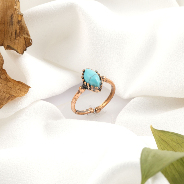Turkuaz doğal taş bakır yüzük, bakırın enerji iletkenliği ve sıcak estetik yapısıyla turkuaz taşının mavi-yeşil tonlu doğal dokusunu bir araya getirir; yüzük formundaki bu özel tasarım, dengeli frekansı ve şık duruşuyla toptan doğal taş yüzük arayanlar için güçlü ve zamansız bir takı seçeneğidir.