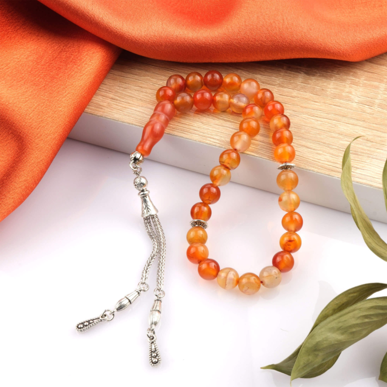 Toptan doğal taş turuncu akik tesbih, sıcak turuncu tonlarıyla canlılık ve motivasyon enerjisi sunan, manevi kullanım ve koleksiyon için ideal doğal taş tesbih