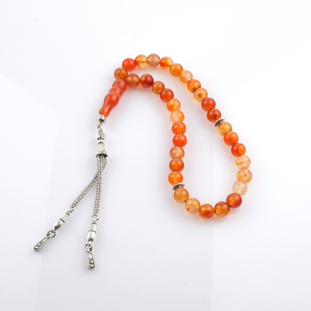 Toptan doğal taş turuncu akik tesbih, sıcak turuncu tonlarıyla canlılık ve motivasyon enerjisi sunan, manevi kullanım ve koleksiyon için ideal doğal taş tesbih