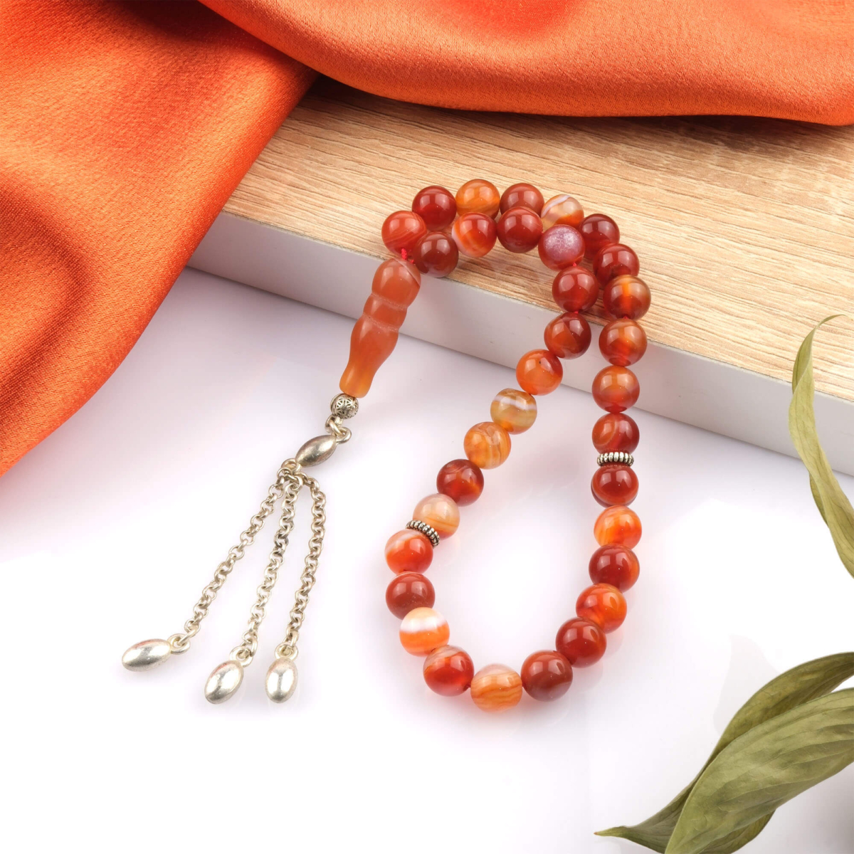 Toptan doğal taş turuncu Madagaskar akik tesbih, sıcak turuncu tonlarıyla enerji ve canlılık hissi sunan, manevi kullanım ve koleksiyon için ideal doğal taş tesbih