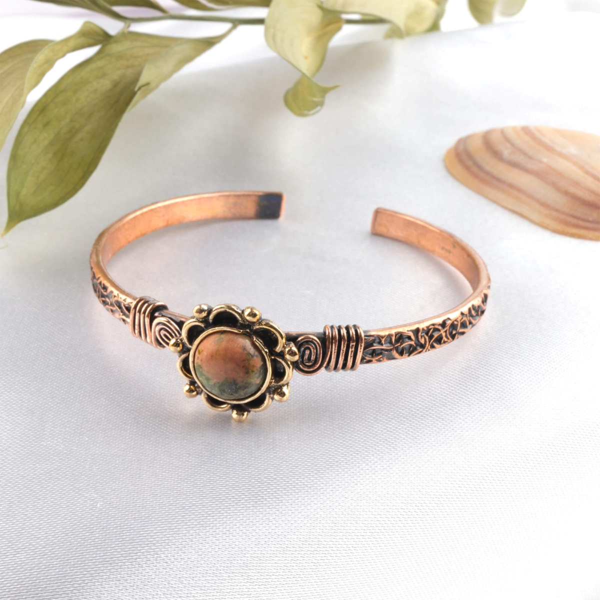 toptan doğal taş bileklik unakit taşı bakır bileklik, yeşil ve pembe tonlu unakit taşının dengeleyici enerjisi ile bakırın güçlü iletken yapısını bir araya getiren özel tasarım takı