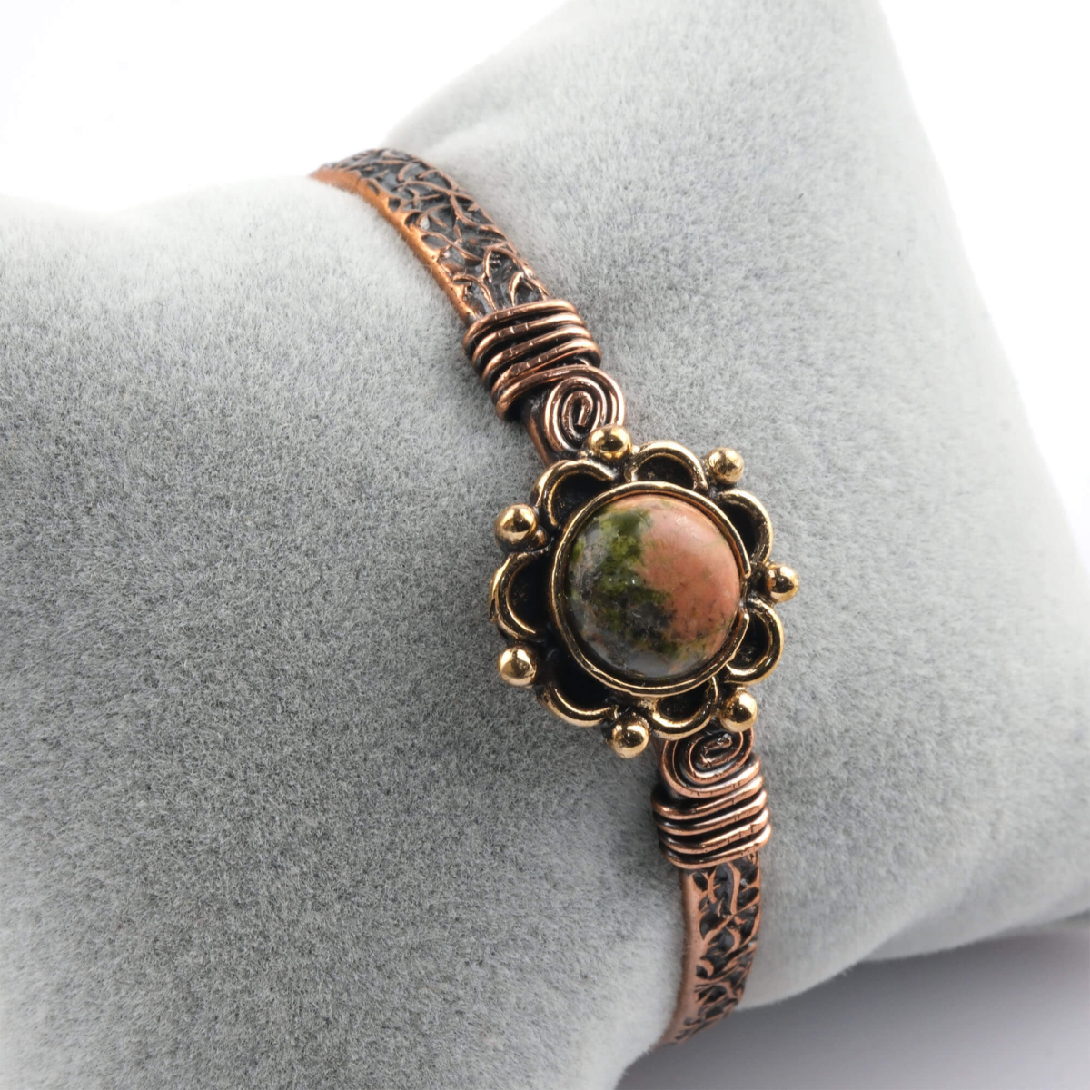 toptan doğal taş bileklik unakit taşı bakır bileklik, yeşil ve pembe tonlu unakit taşının dengeleyici enerjisi ile bakırın güçlü iletken yapısını bir araya getiren özel tasarım takı