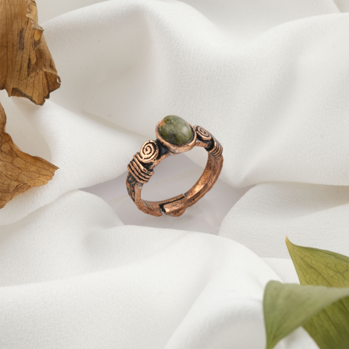 Unakit doğal taş bakır yüzük, bakırın enerji iletkenliği ve sıcak estetik yapısıyla unakit taşının yeşil ve pembe tonlarını dengeli şekilde bir araya getirir; yüzük formundaki bu özel tasarım, uyumlu frekansı ve doğal görünümüyle toptan doğal taş yüzük arayanlar için güçlü ve zarif bir takı seçeneğidir.